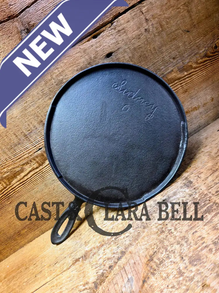 1880βs Era one of a kind and hard to find. Sidney Holloware βScriptβ Logo #8 Round Griddle. A wonderful gift for you or