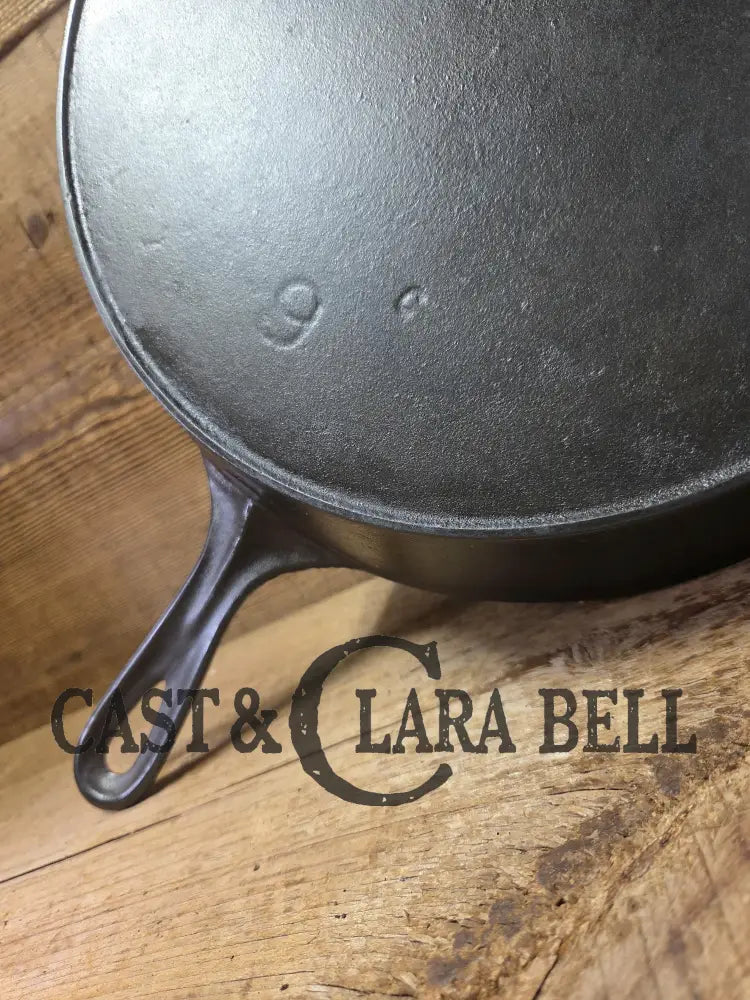 1895-1910 2nd Series ERIE #9 cast iron skillet with ’C’ makers mark. A collector favorite! Don’t miss this one. Skillet