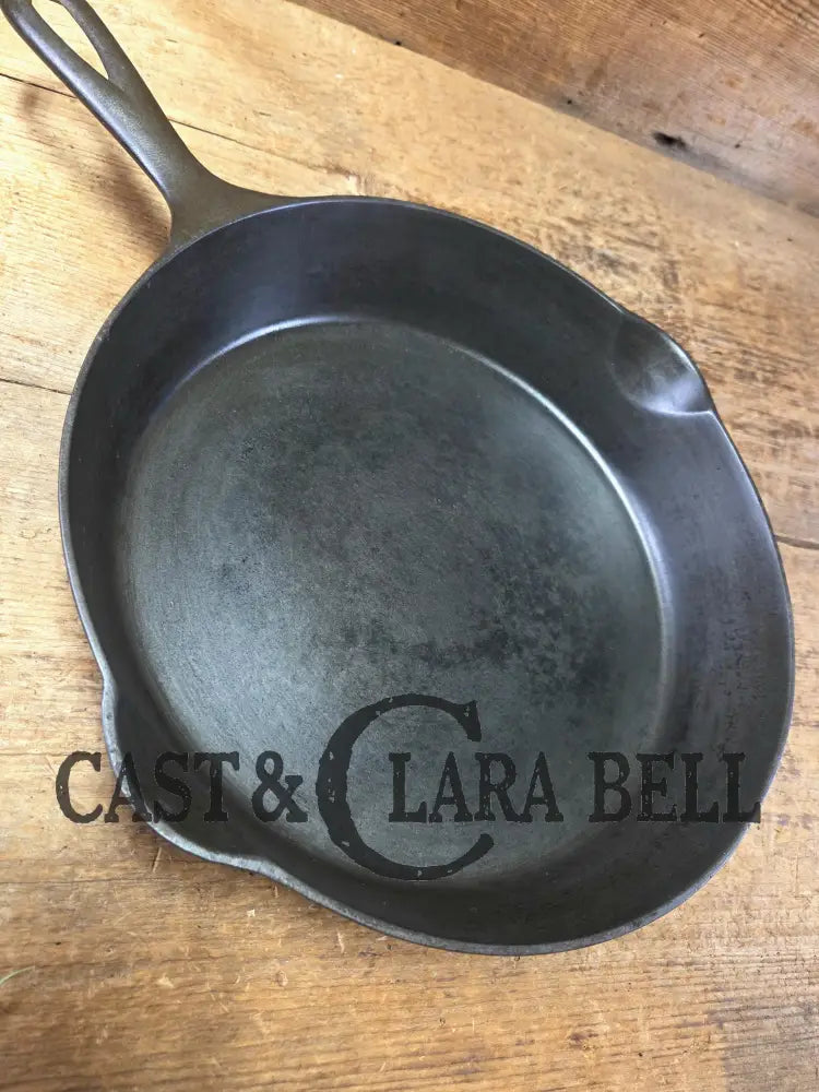 1895-1910 2nd Series ERIE #9 cast iron skillet with ’C’ makers mark. A collector favorite! Don’t miss this one. Skillet