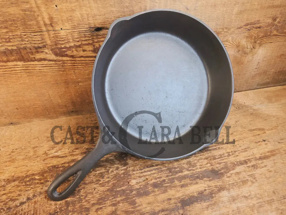 1910βs very early Lodge #6 Cast Iron Skillet with Single Notch and Raised #2 at 6 Oβclock position - Skillet