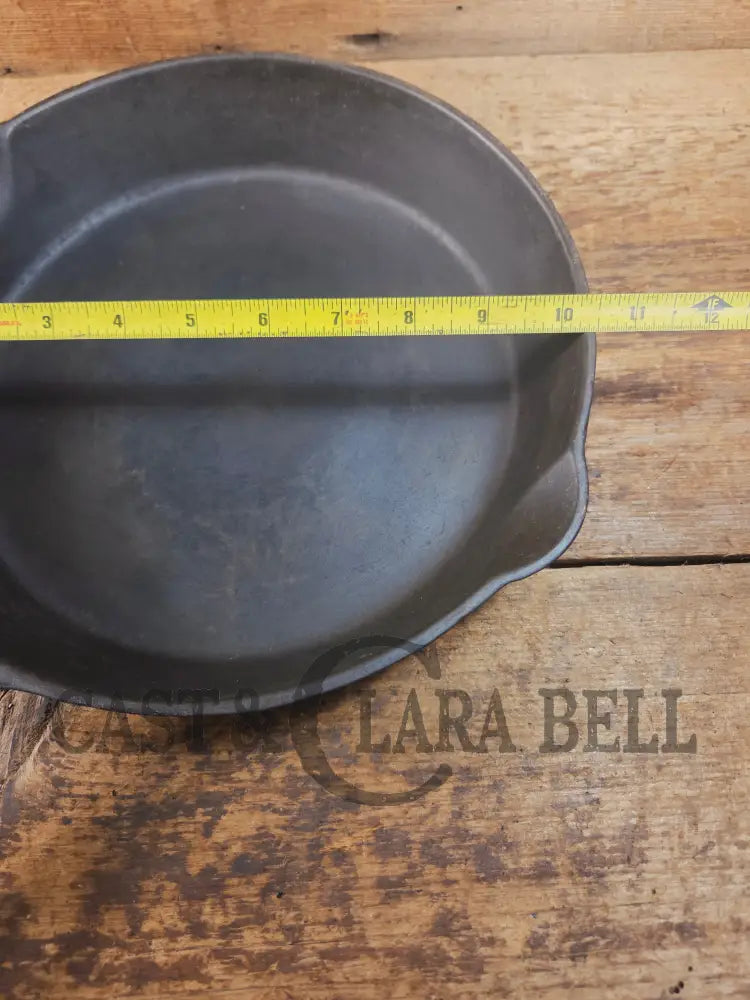1910βs very early Lodge #8 Cast Iron Skillet with Single Notch and Raised C Skillet