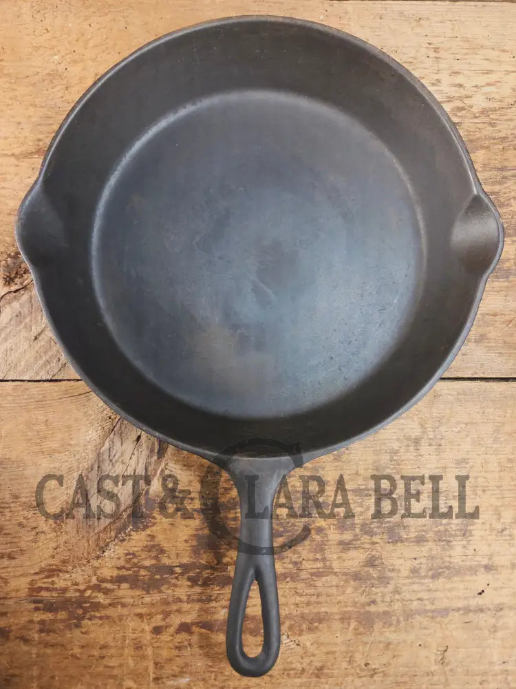 1910βs very early Lodge #8 Cast Iron Skillet with Single Notch and Raised C Skillet