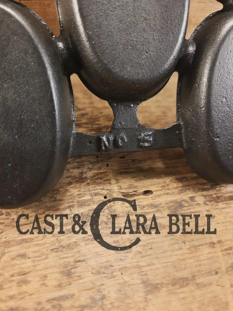 1920’s and gorgeous! Griswold No. 5 #943 p/n Muffin Gem Pan. Open air design makes great cornbread or muffins! Bakeware