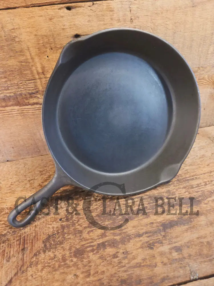 1920βs Chicago Hardware made Favorite Cook Ware #8 Cast Iron Skillet - Skillet
