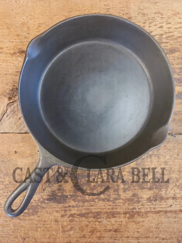 1920βs Chicago Hardware made Favorite Cook Ware #8 Cast Iron Skillet - Skillet