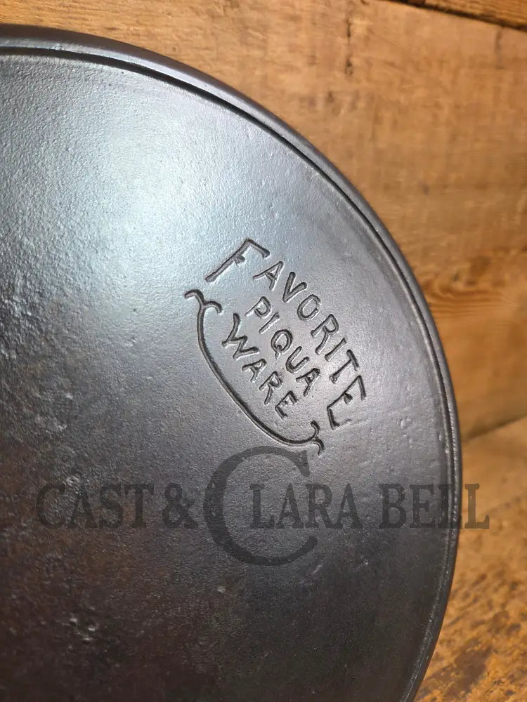 1920βs Favorite Piqua Ware #8 Cast Iron Skillet with Heat Ring and Smiley Logo Skillet