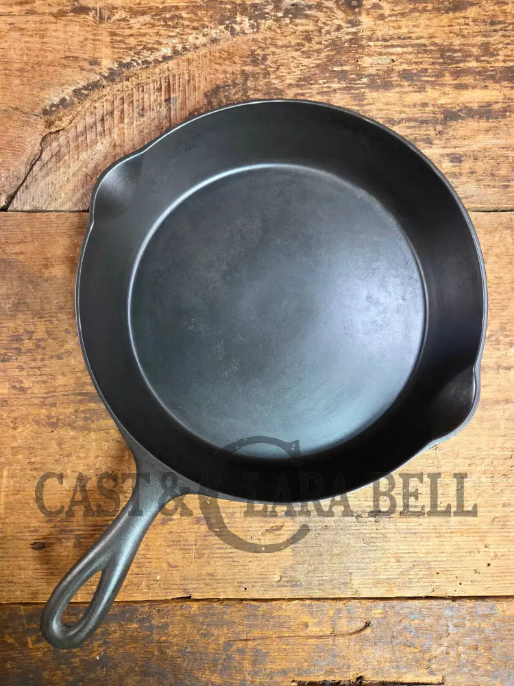 1920βs Favorite Piqua Ware #8 Cast Iron Skillet with Heat Ring and Smiley Logo Skillet