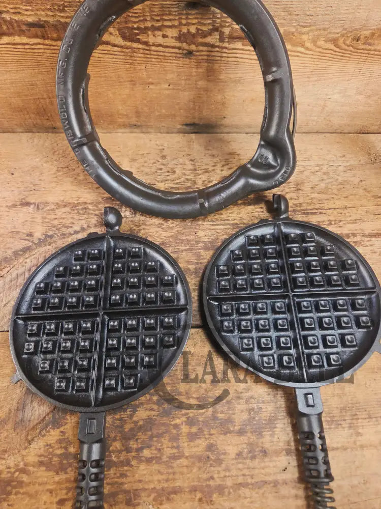 1920’s Griswold No. 8 Waffle Iron (314/315) with low (913) bailed base. Makes crispy waffles! - Waffle Iron