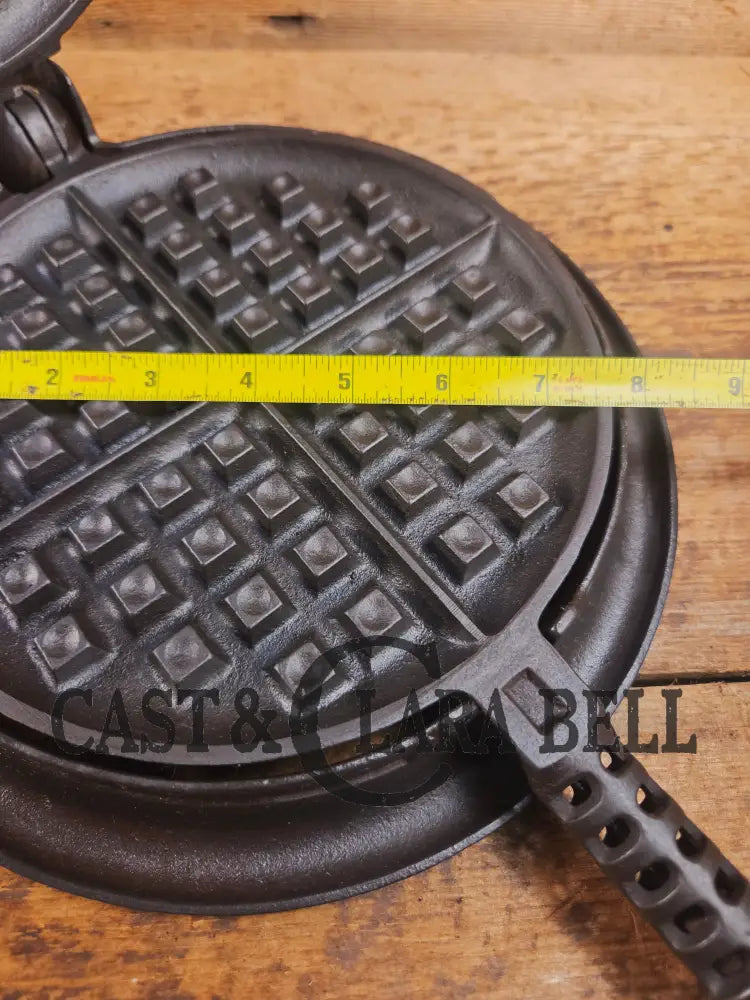 1920βs Griswold No. 8 Waffle Iron (886/885) with short base 795 raised Griswold Waffle Iron