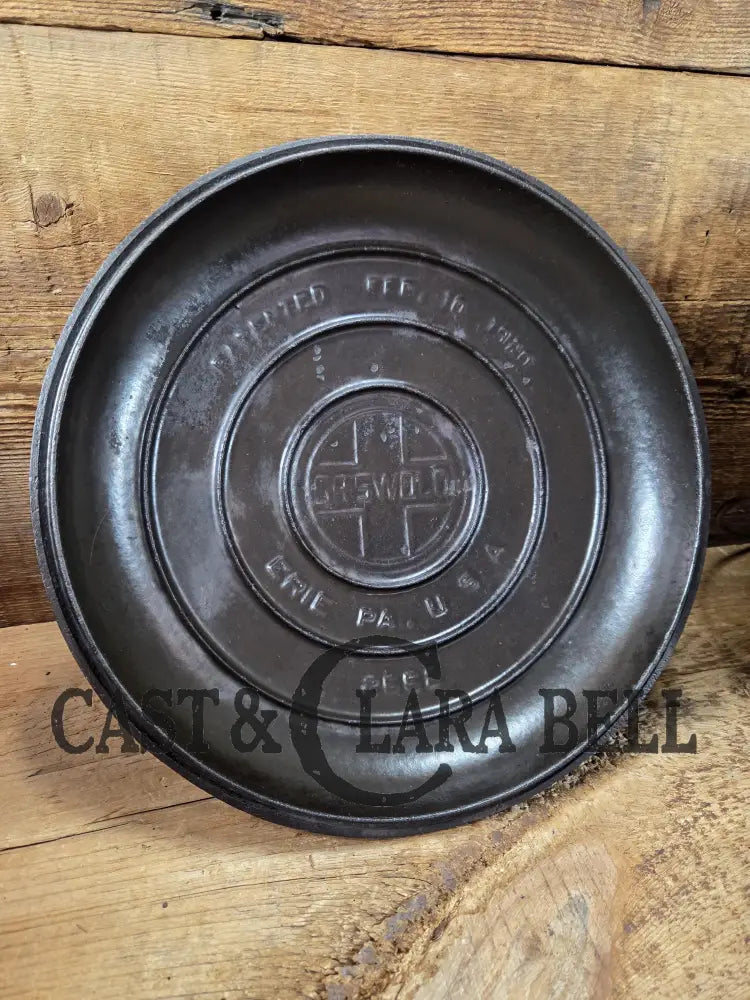 1920βs Griswold No. 9 Tite Top Dutch Oven (834) with Large Block Logo and EZ Clean Low Lid (2552). 7 Quarts Dutch Ovens