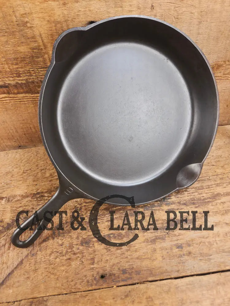 1920’s Griswold’s Victor #9 Skillet with Heat Ring 723. Hard to Find and Amazing in the kitchen! Skillet