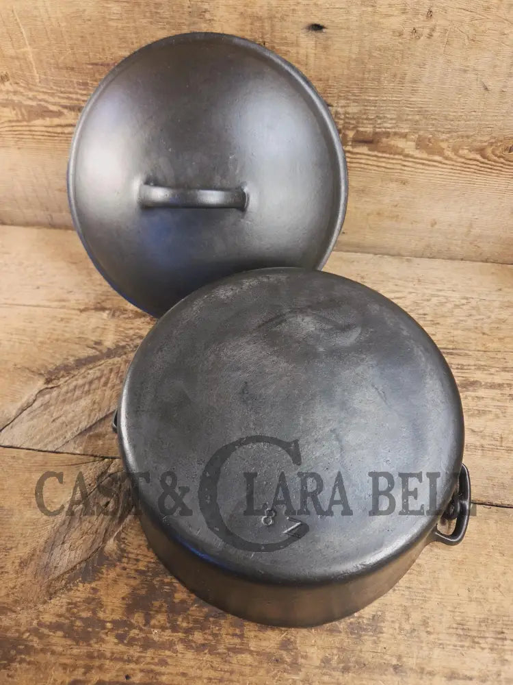 1930βs Beautiful fully restored Wagner #8 Dutch Oven with Sawtooth drip style lid. Perfect for soups breads or stews!