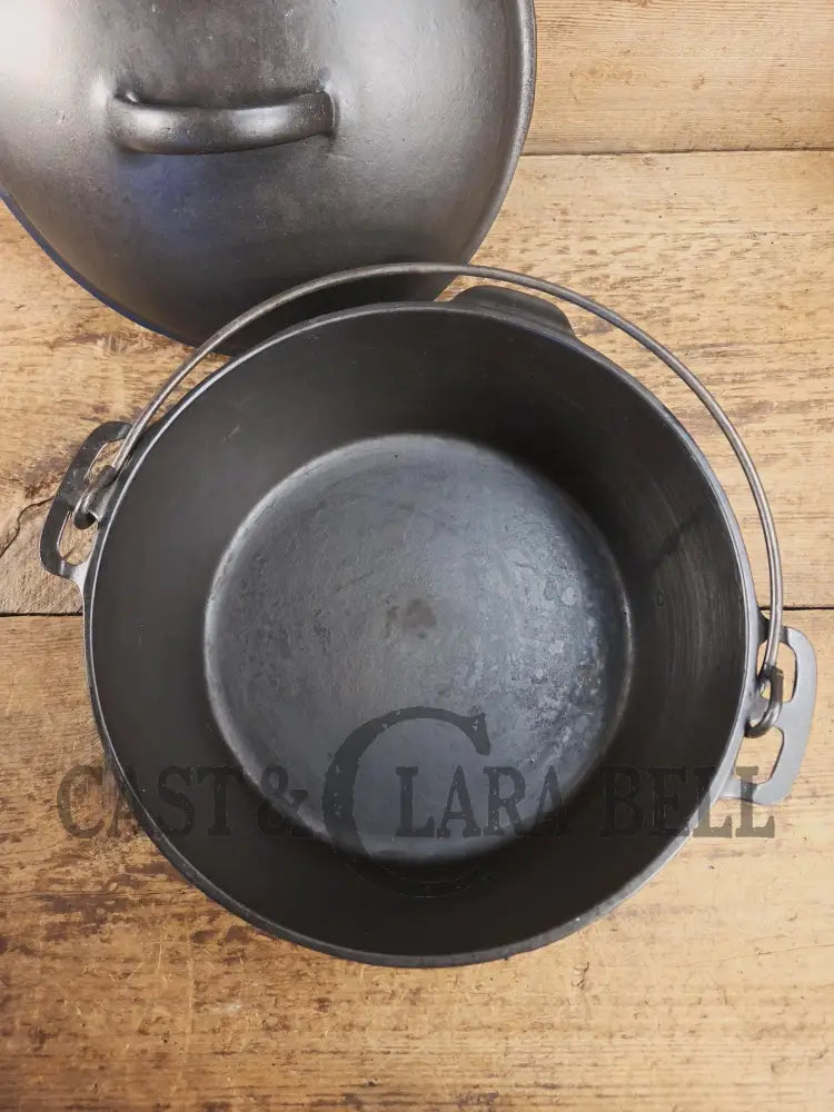 1930βs Beautiful fully restored Wagner #8 Dutch Oven with Sawtooth drip style lid. Perfect for soups breads or stews!