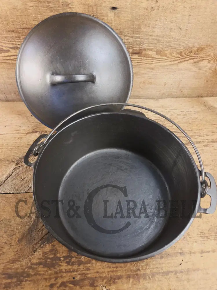 1930βs Beautiful fully restored Wagner #8 Dutch Oven with Sawtooth drip style lid. Perfect for soups breads or stews!