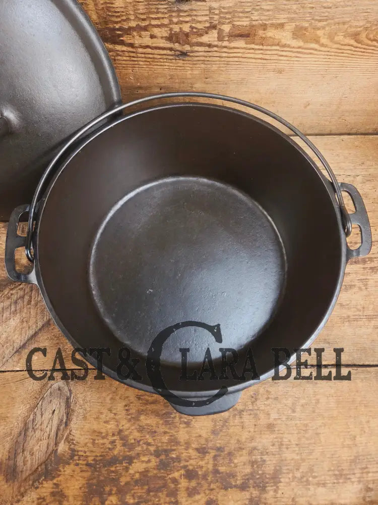 1930’s Beautiful fully restored Wagner #8A Dutch Oven with Sawtooth drip style lid. Perfect for soups breads or stews!