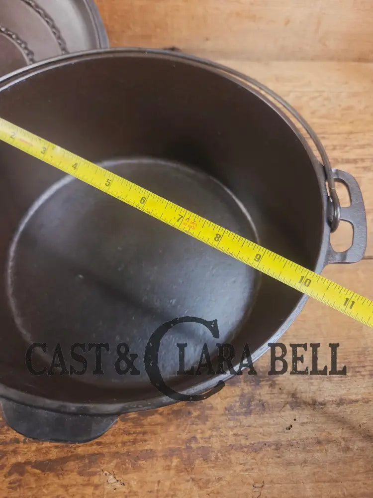 1930’s Beautiful fully restored Wagner #8A Dutch Oven with Sawtooth drip style lid. Perfect for soups breads or stews!