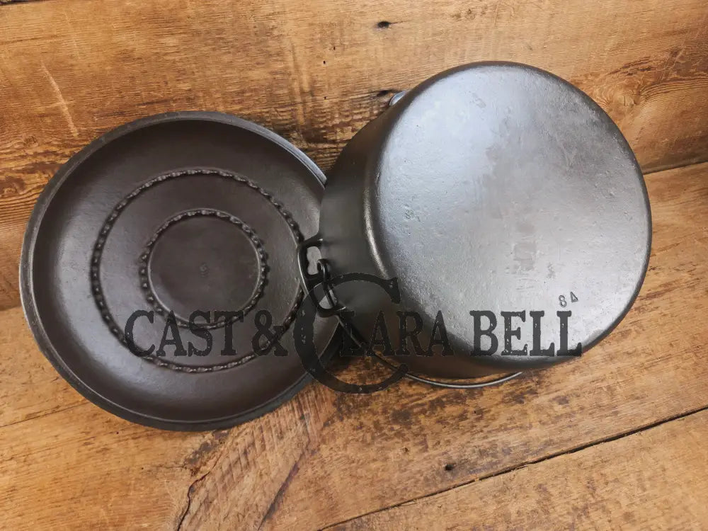 1930’s Beautiful fully restored Wagner #8A Dutch Oven with Sawtooth drip style lid. Perfect for soups breads or stews!