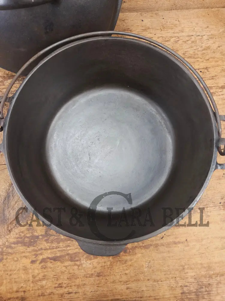 1930’s Beautiful! Wagner #8 Dutch Oven with High Dome Sawtooth pattern Lid 1268 A. Perfect for soups breads or stews!