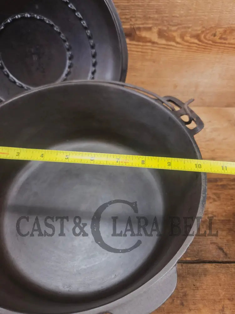 1930’s Beautiful! Wagner #8 Dutch Oven with High Dome Sawtooth pattern Lid 1268 A. Perfect for soups breads or stews!