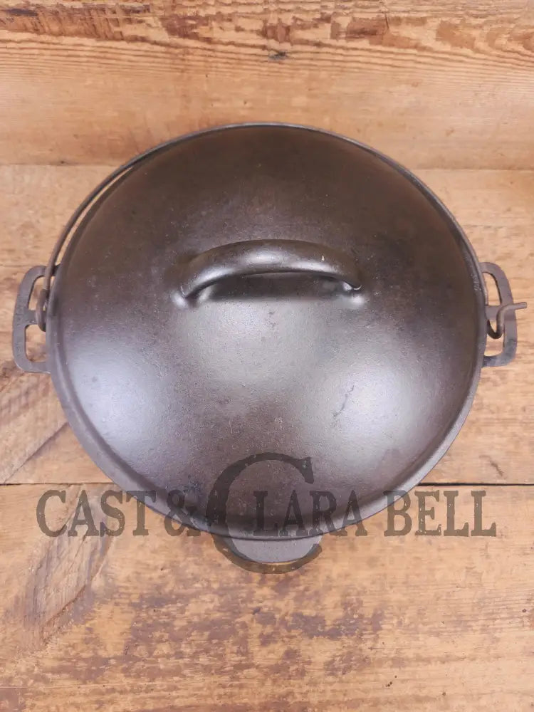 1930’s Beautiful! Wagner #8 Dutch Oven with High Dome Sawtooth pattern Lid 1268 A. Perfect for soups breads or stews!