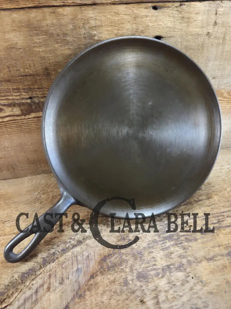 1930βs Era Wagner Ware #9 Cast Iron Round Griddle 1109 A. Universal use in the kitchen and perfect size for small