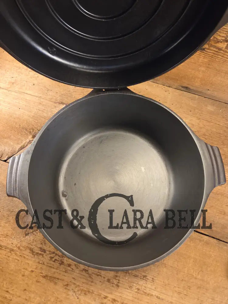 1930βs Griswold #8 Dutch Oven 2568 with matching Hinged Lid! Beautiful piece for your gourmet kitchen. Restored and