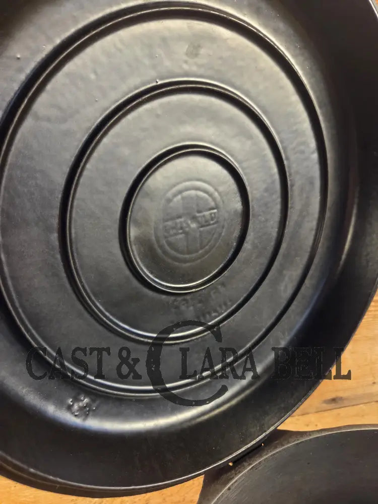 1930βs Griswold #8 Dutch Oven 2568 with matching Hinged Lid! Beautiful piece for your gourmet kitchen. Restored and