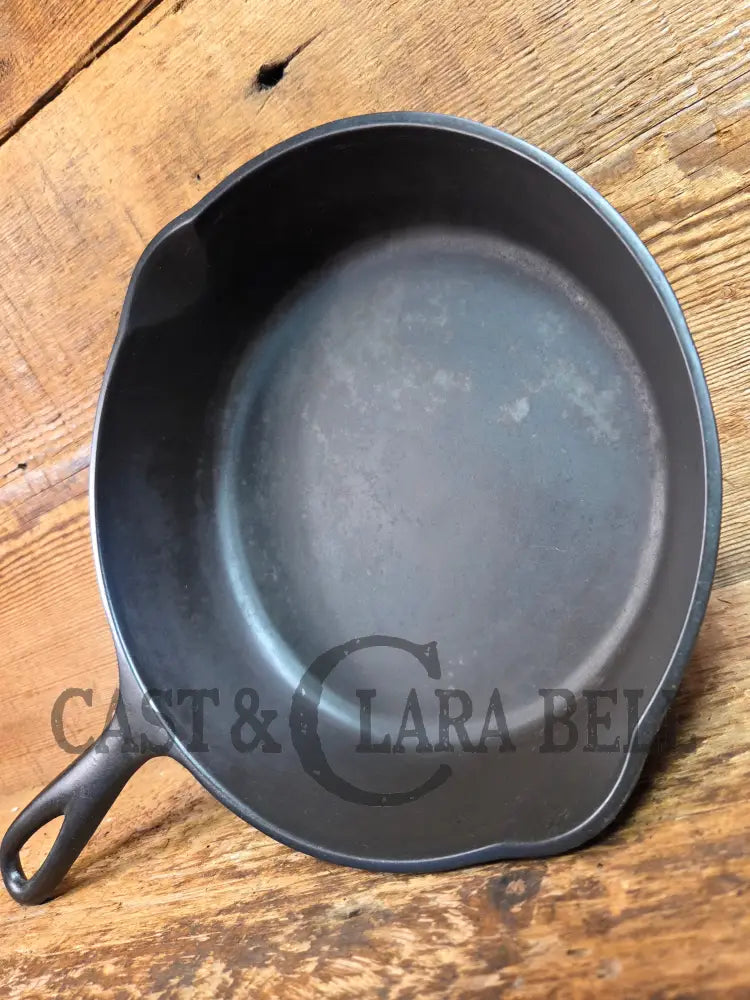 1930’s Unmarked Wagner #8 Skillet with Heat Ring. FANTASTIC daily user for a great price! - Skillet