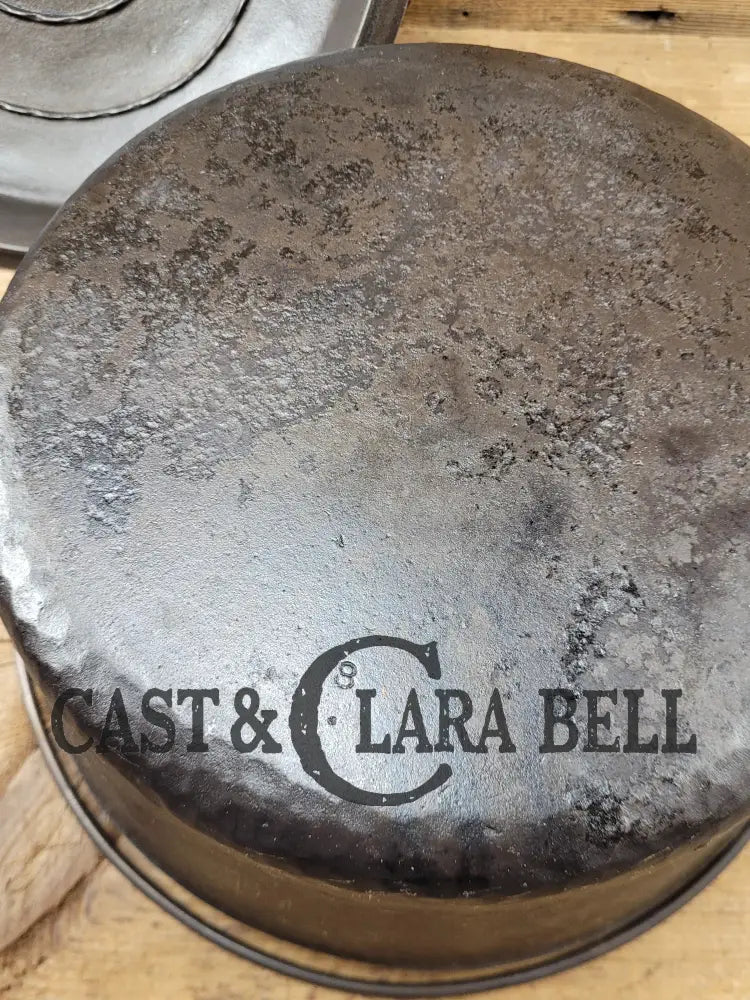 1930’S Wagner #8 Cast Iron Dutch Oven With Hammered Finish. Great Gift Idea! Skillet