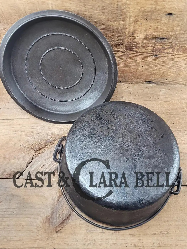 1930’S Wagner #8 Cast Iron Dutch Oven With Hammered Finish. Great Gift Idea! Skillet