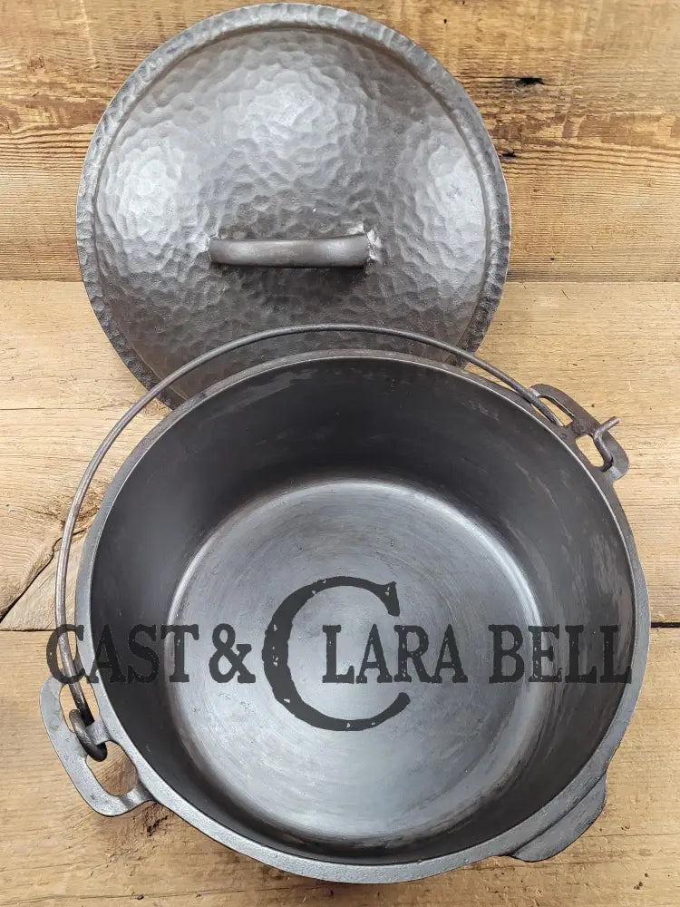 1930’S Wagner #8 Cast Iron Dutch Oven With Hammered Finish. Great Gift Idea! Skillet