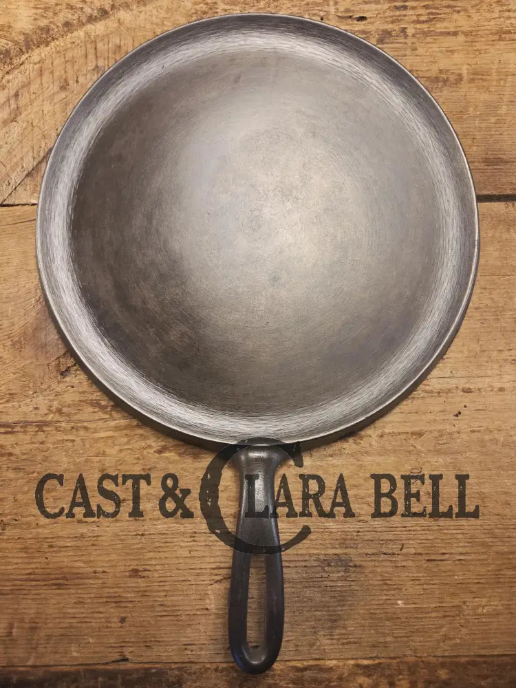 1930βs Wagner #9 Round Griddle Stylized Logo 1109 D. Perfect for grilled cheese omelettes and flat iron cooking!