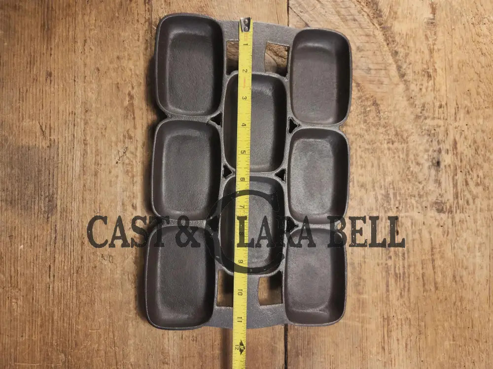 1930’s Wagner Ware Cast Iron Oblong shallow Gem pan 8 cup 1329 ’G’. Perfect for cornbread muffins or biscuits! Bakeware