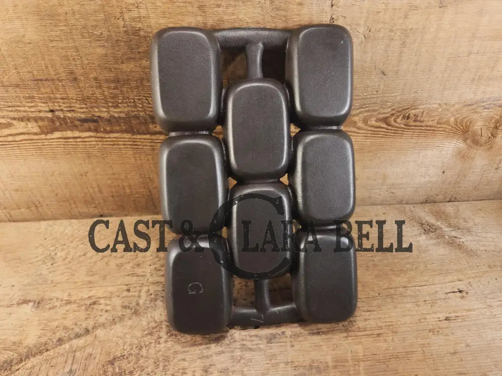 1930’s Wagner Ware Cast Iron Oblong shallow Gem pan 8 cup 1329 ’G’. Perfect for cornbread muffins or biscuits! Bakeware