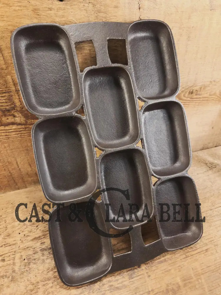 1930’s Wagner Ware Cast Iron Oblong shallow Gem pan 8 cup 1329 ’G’. Perfect for cornbread muffins or biscuits! Bakeware