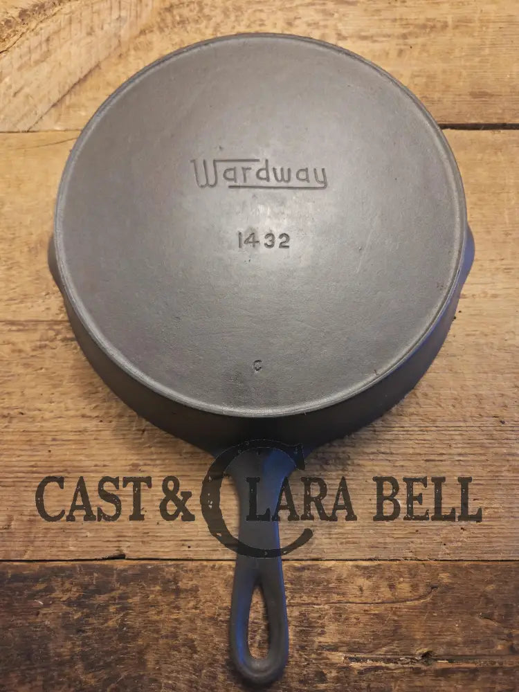 1930’s Wardway by Wagner Cast iron Skillet. #1432. These are not found often beautiful every day skillet with a cool
