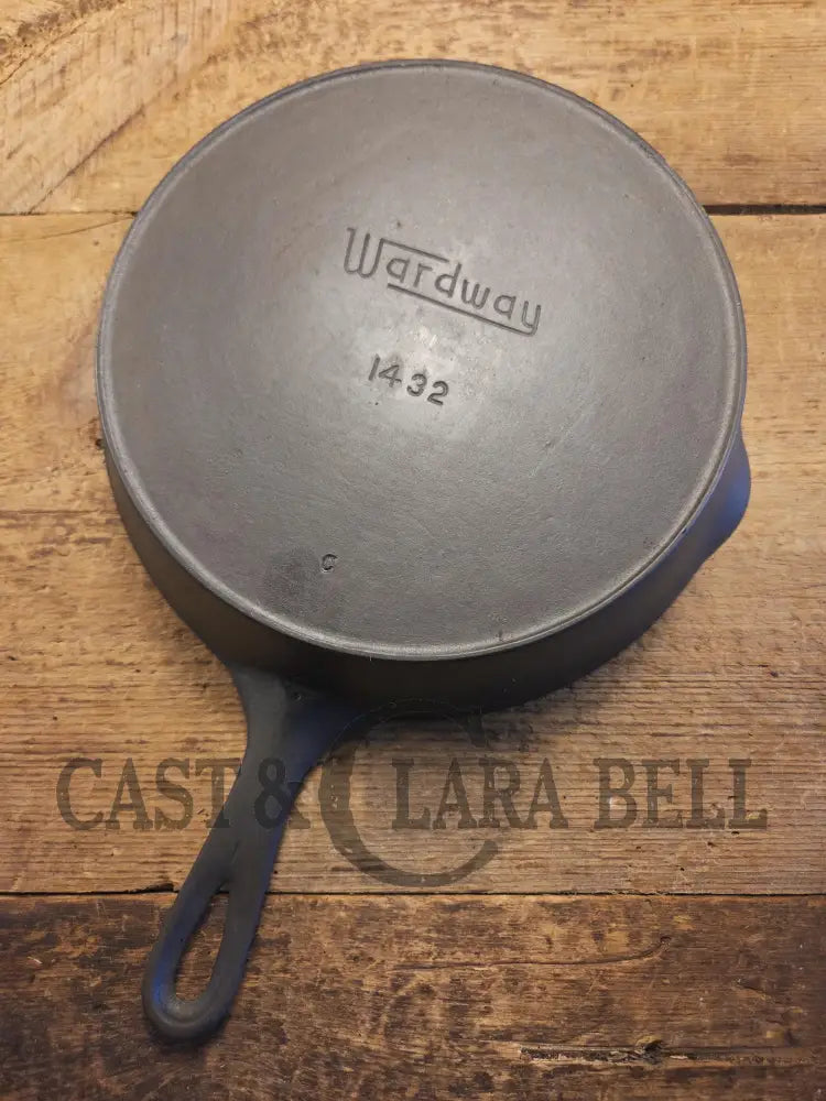 1930’s Wardway by Wagner Cast iron Skillet. #1432. These are not found often beautiful every day skillet with a cool