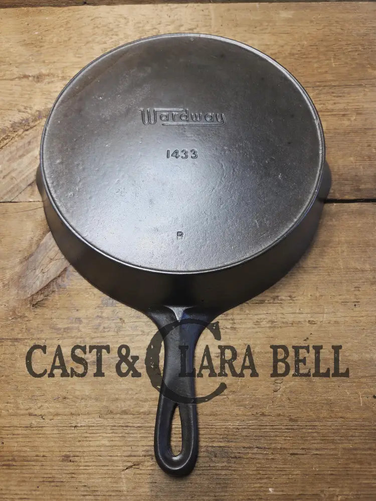 1930’s Wardway by Wagner Cast iron Skillet. #9 Size #1433. These are not found often beautiful every day skillet with a