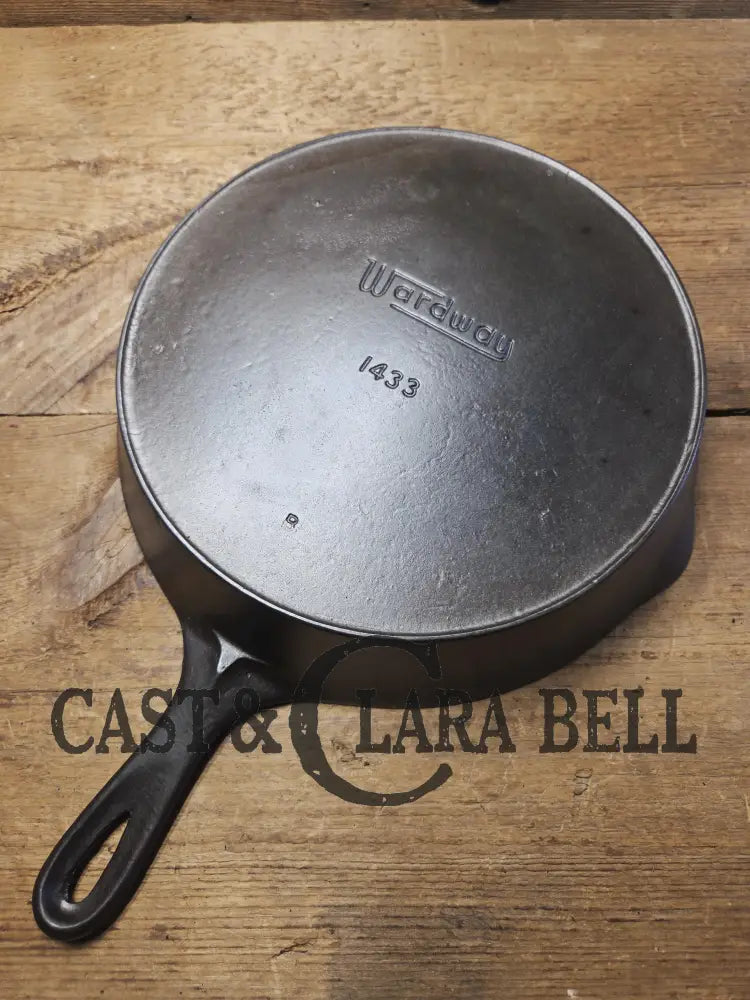 1930’s Wardway by Wagner Cast iron Skillet. #9 Size #1433. These are not found often beautiful every day skillet with a