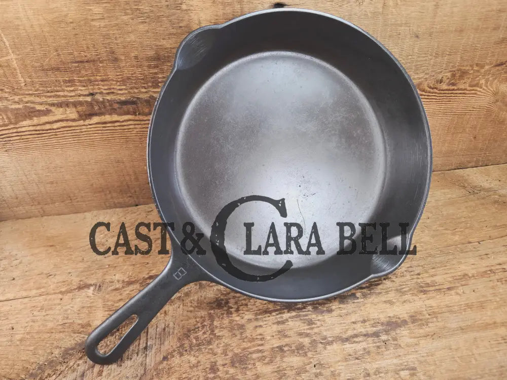 1940โs Griswold No. 8 Cast Iron Skillet with Small Block Logo and Smooth Bottom with GROOVE handle! 704 A Skillet