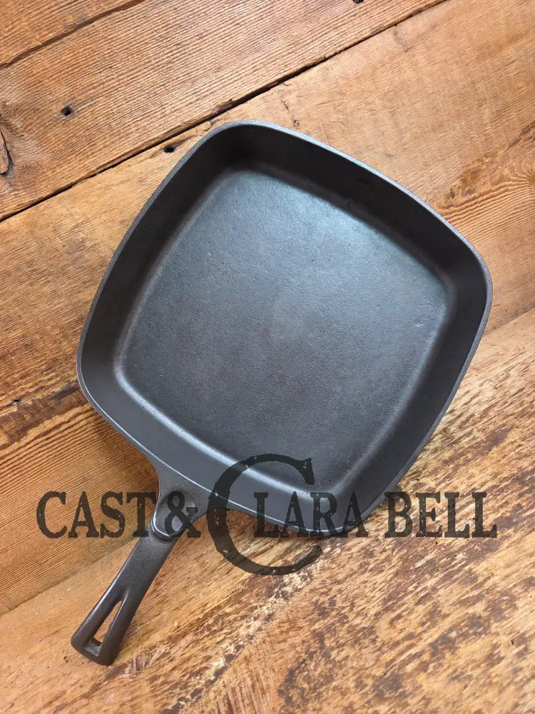 1940’s Wagner Square Skillet with Stylized Logo 1218 D. GREAT pan to have in the kitchen! Skillet