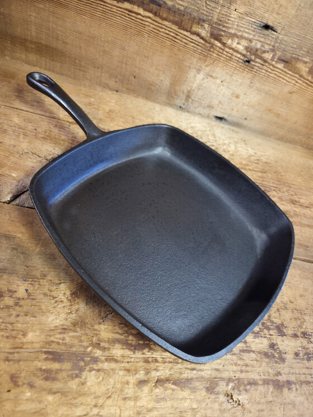 Great daily workhorse! 1960’s era Birmingham (BSR) Stove & Range cast iron square fryer skillet Skillet