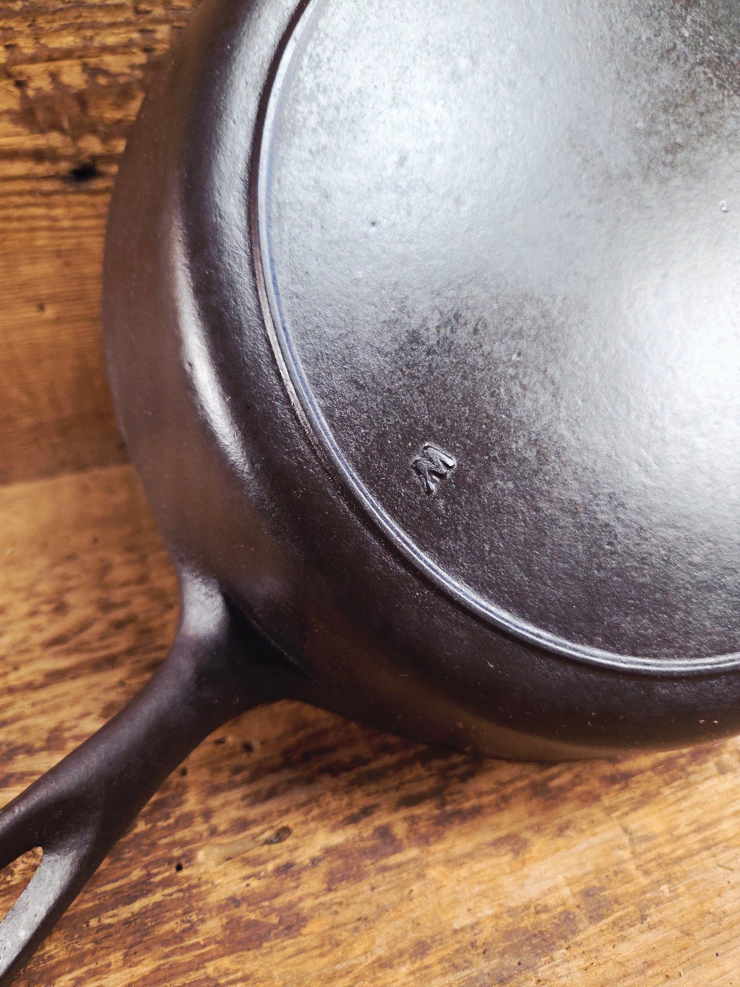 1910's very early Lodge #8 Cast Iron Skillet with Single Notch and Raised W at 6 O'clock position