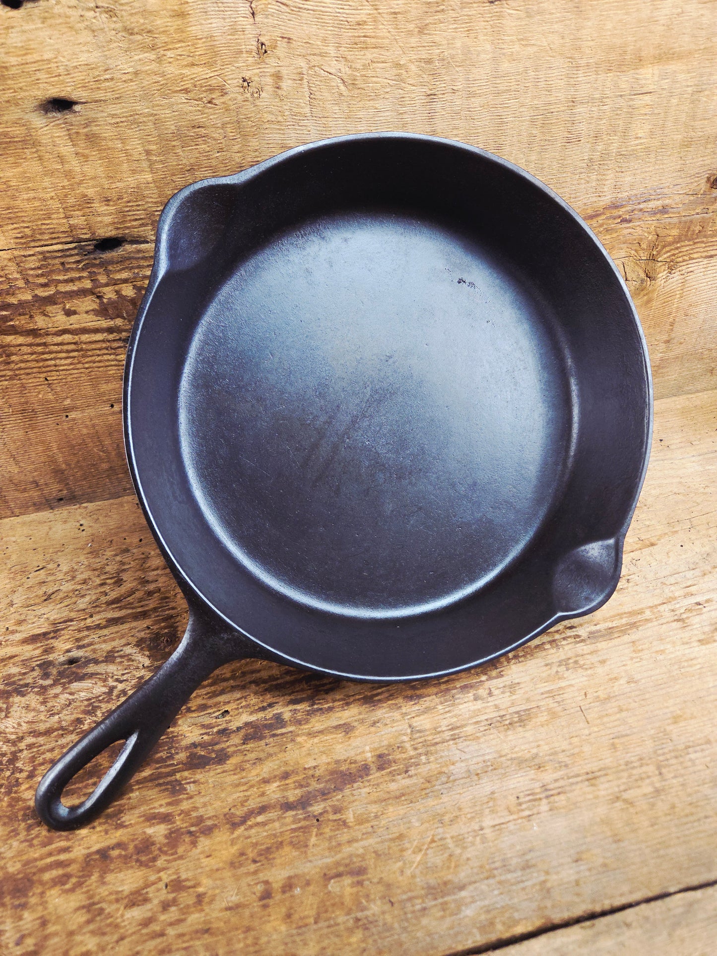 1910's very early Lodge #8 Cast Iron Skillet with Single Notch and Raised W at 6 O'clock position