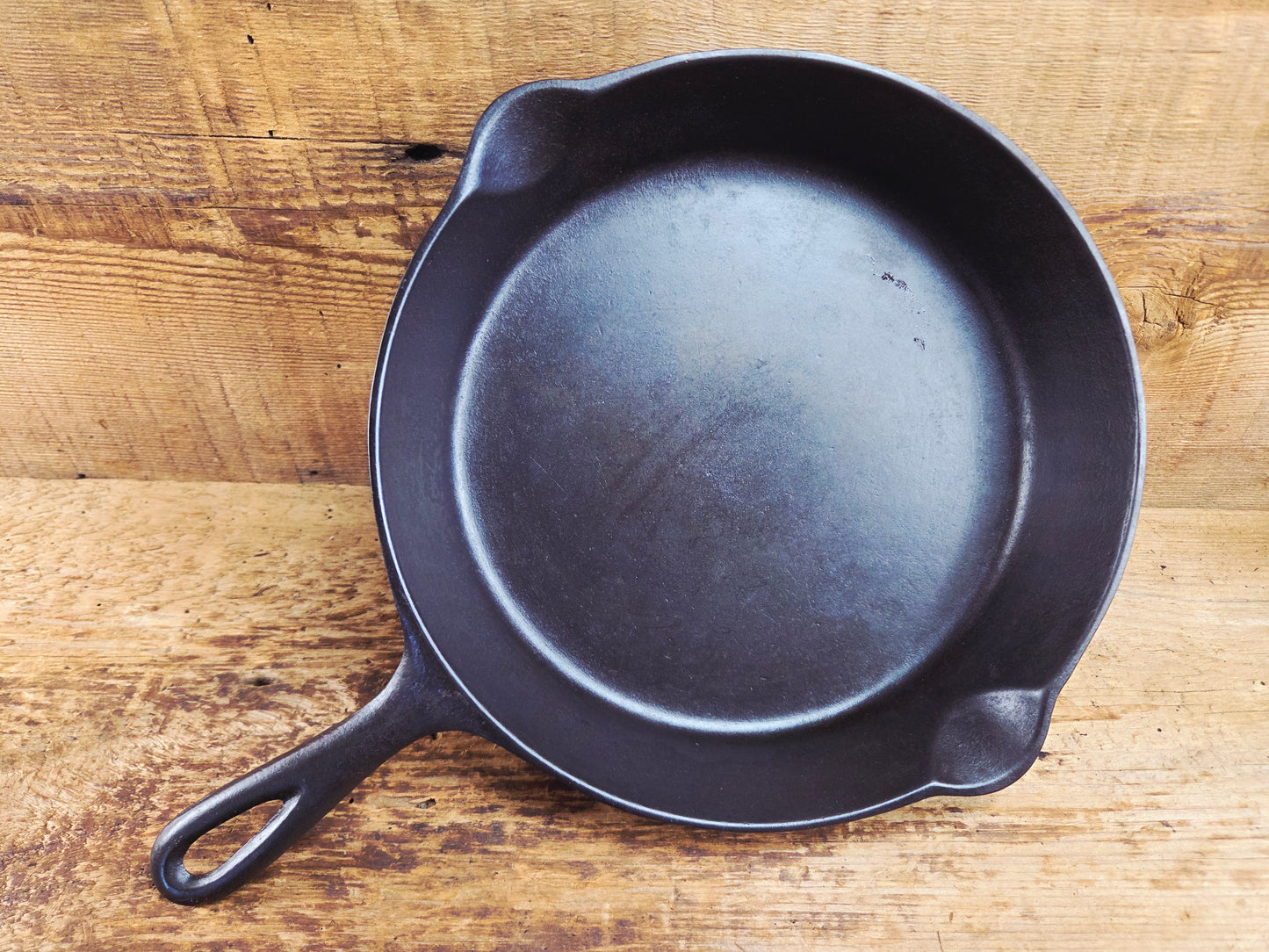 1910's very early Lodge #8 Cast Iron Skillet with Single Notch and Raised W at 6 O'clock position