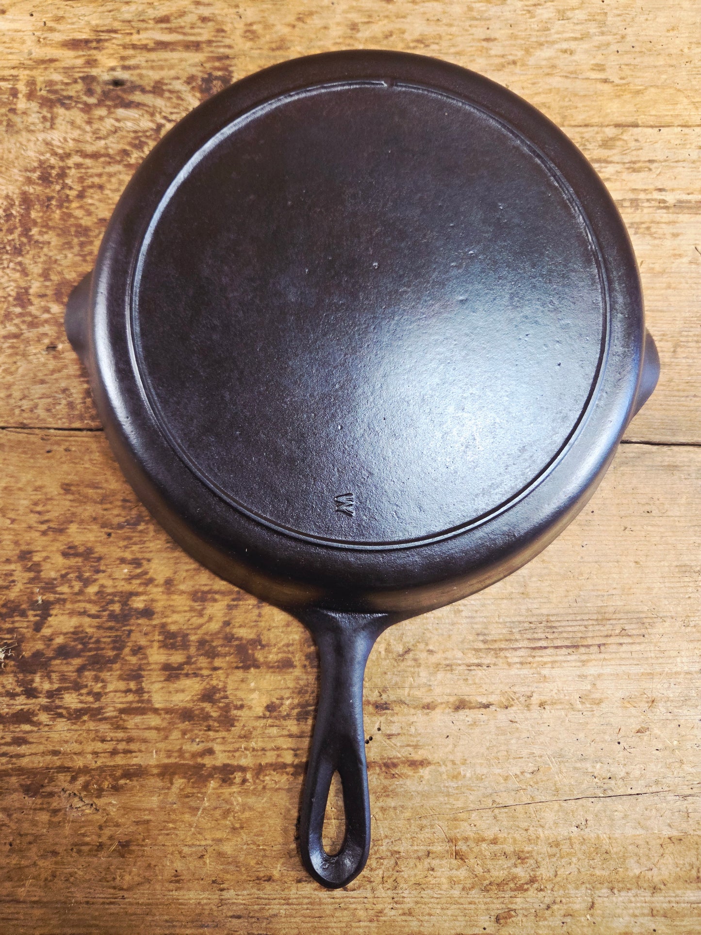 1910's very early Lodge #8 Cast Iron Skillet with Single Notch and Raised W at 6 O'clock position