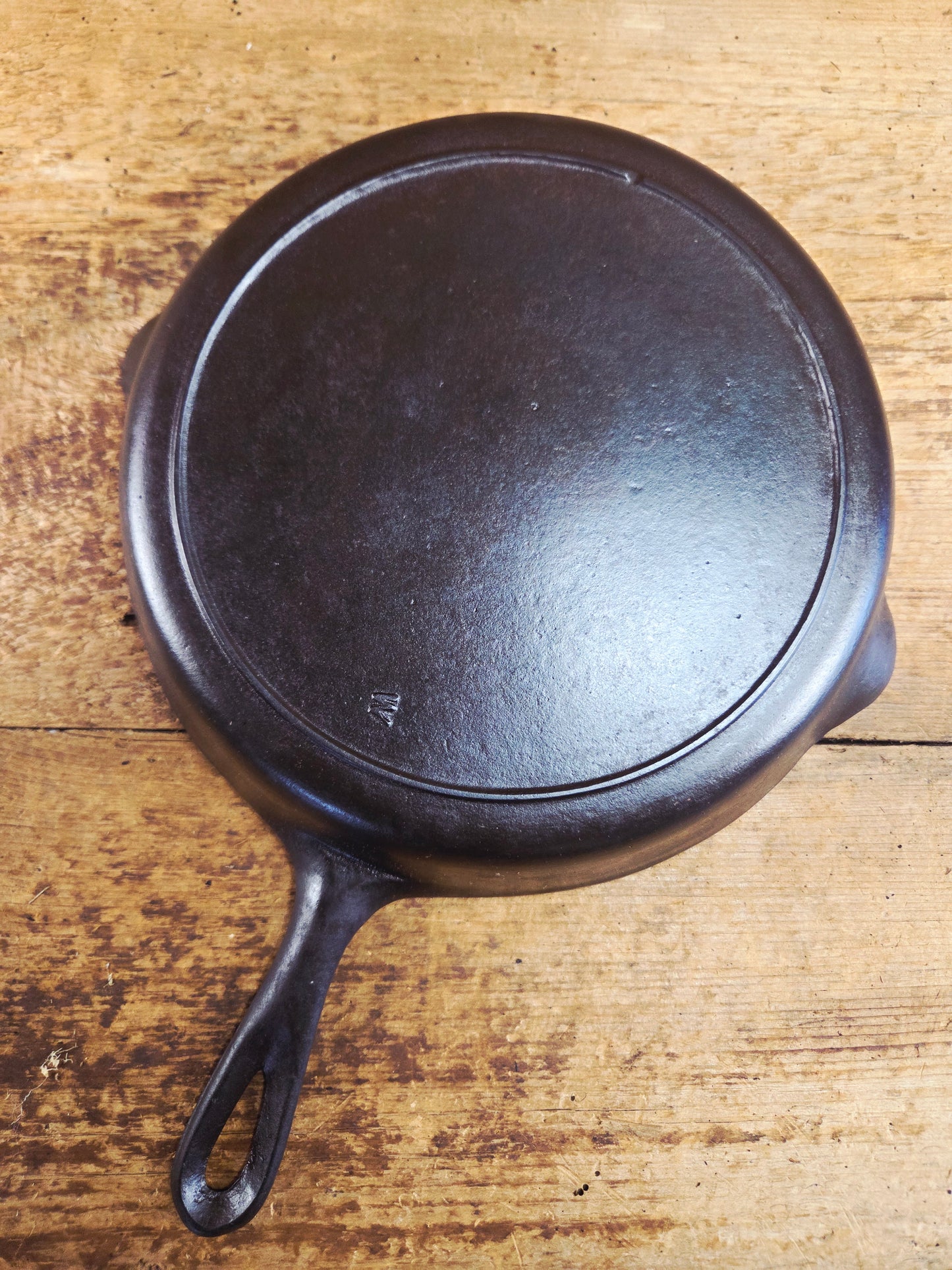 1910's very early Lodge #8 Cast Iron Skillet with Single Notch and Raised W at 6 O'clock position
