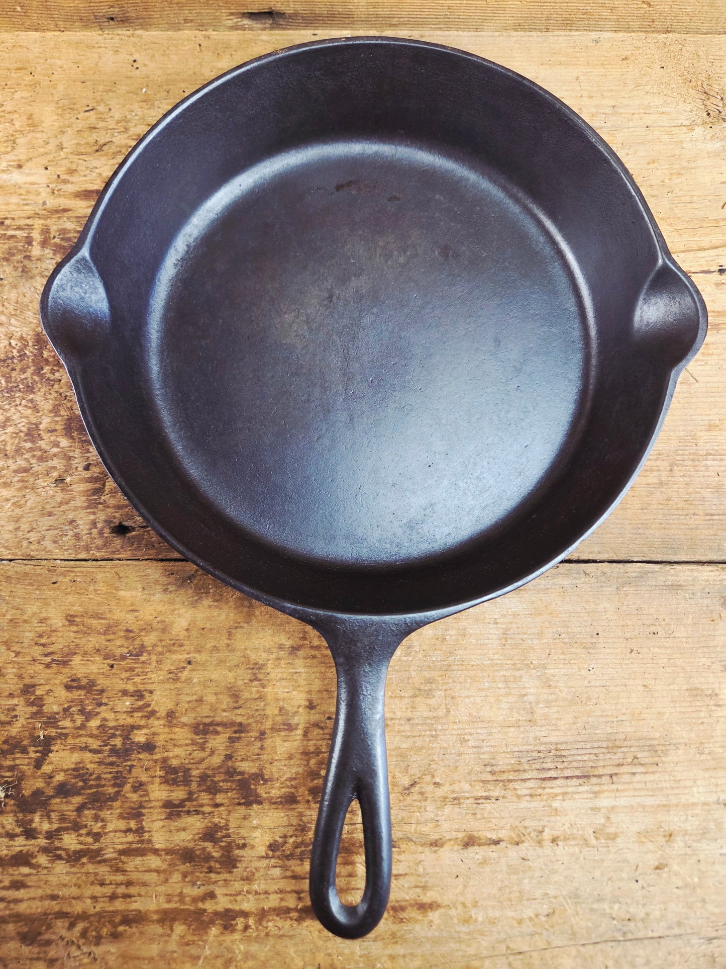 1910's very early Lodge #8 Cast Iron Skillet with Single Notch and Raised W at 6 O'clock position