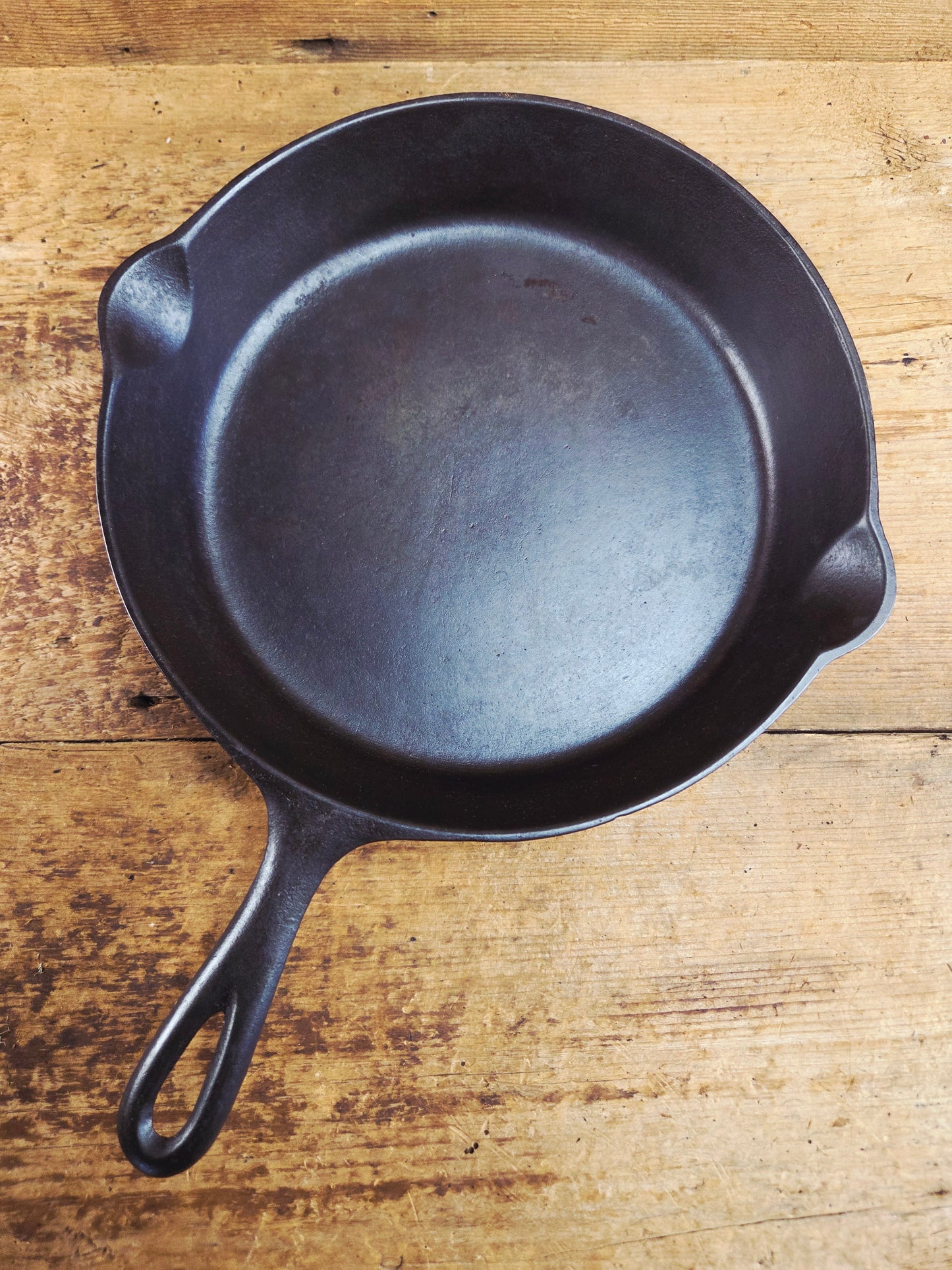1910's very early Lodge #8 Cast Iron Skillet with Single Notch and Raised W at 6 O'clock position