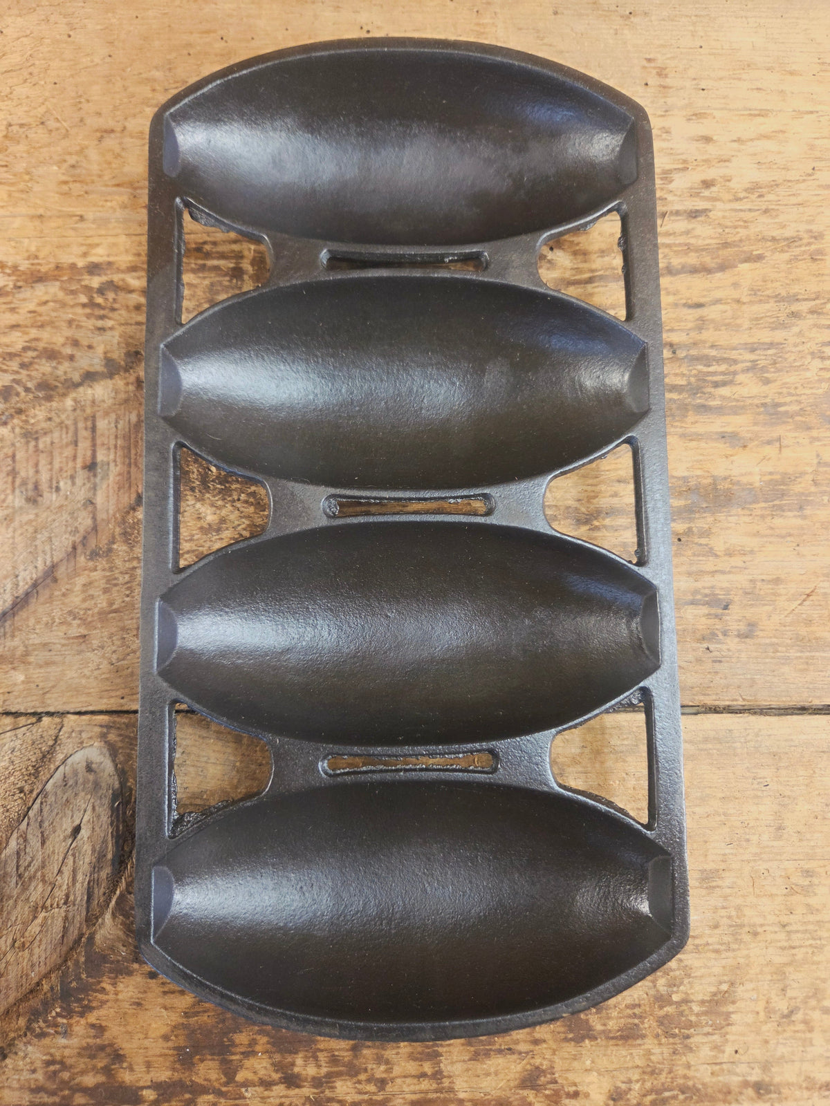 Tough one to find! Early 1900’s Wagner 4 Cup Vienna Pan #4 - H. Makes wonderful rolls & cornbread! Bakeware
